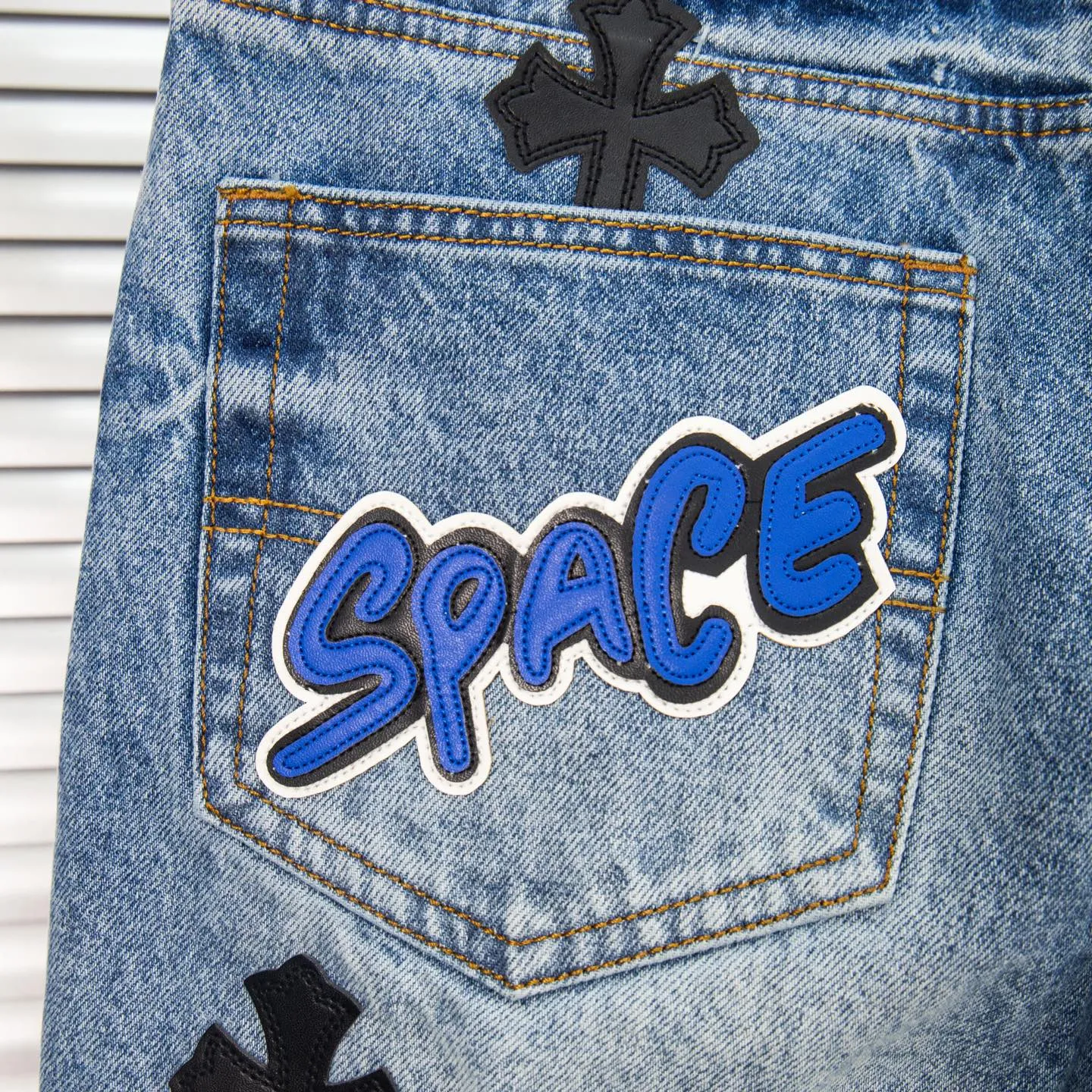 P310 Heavy Industry Version Chrome Hearts Sex Octopus🐙Multiple logo elements spliced ​​washed jeans, truly restores the ultimate vintage texture, three-dimensional version, loose and comfortable, not picky about the figure, taller and slimmer, factory precision, original quality control, same style for men and women, can be matched with couples, versatile recommendation, must-have jeans for all seasons, fashionable people have been disappointed. From the quality selection of fabrics, the tailoring of details, and the matching of patterns, they are all impeccable! The upper body is so handsome when worn...it can be easily worn by men, women and children! The craftsmanship is made of heavy-duty washed pure cotton denim fabric. After washing, it is soft and thick. It is very stylish when worn on the body. Style number: 1759# Color: blue Size: 28 30 32 34 36